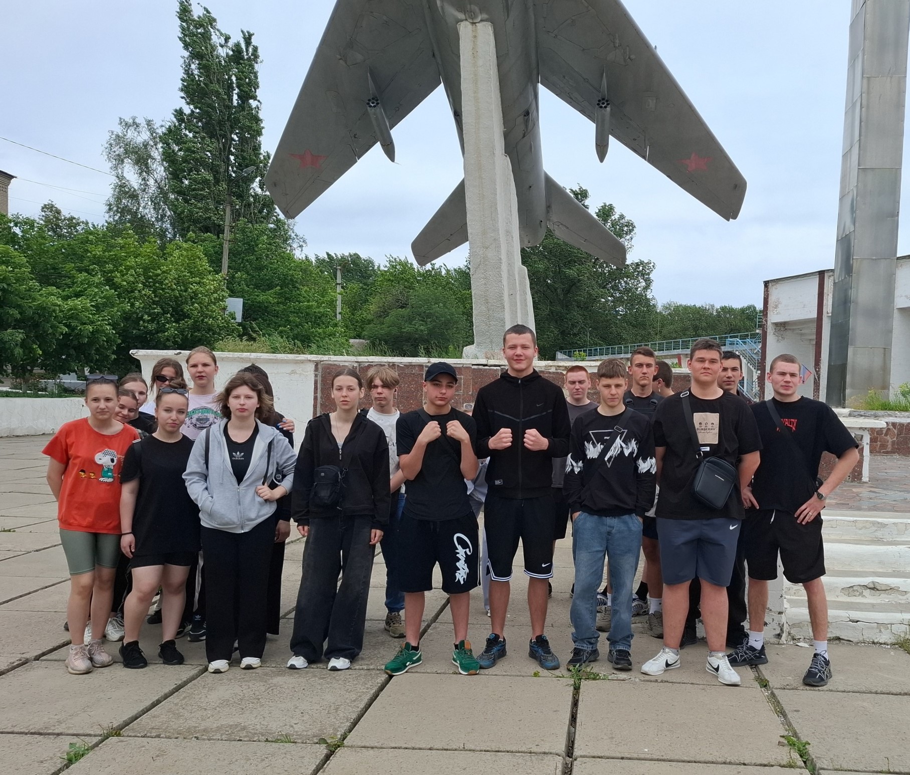 Подробнее о статье Студенты Ровеньковского колледжа ЛГПУ приняли участие в городском легкоатлетическом забеге, посвященном 80-летию Победы в Великой Отечественной войне в рамках Года Защитника Отечества