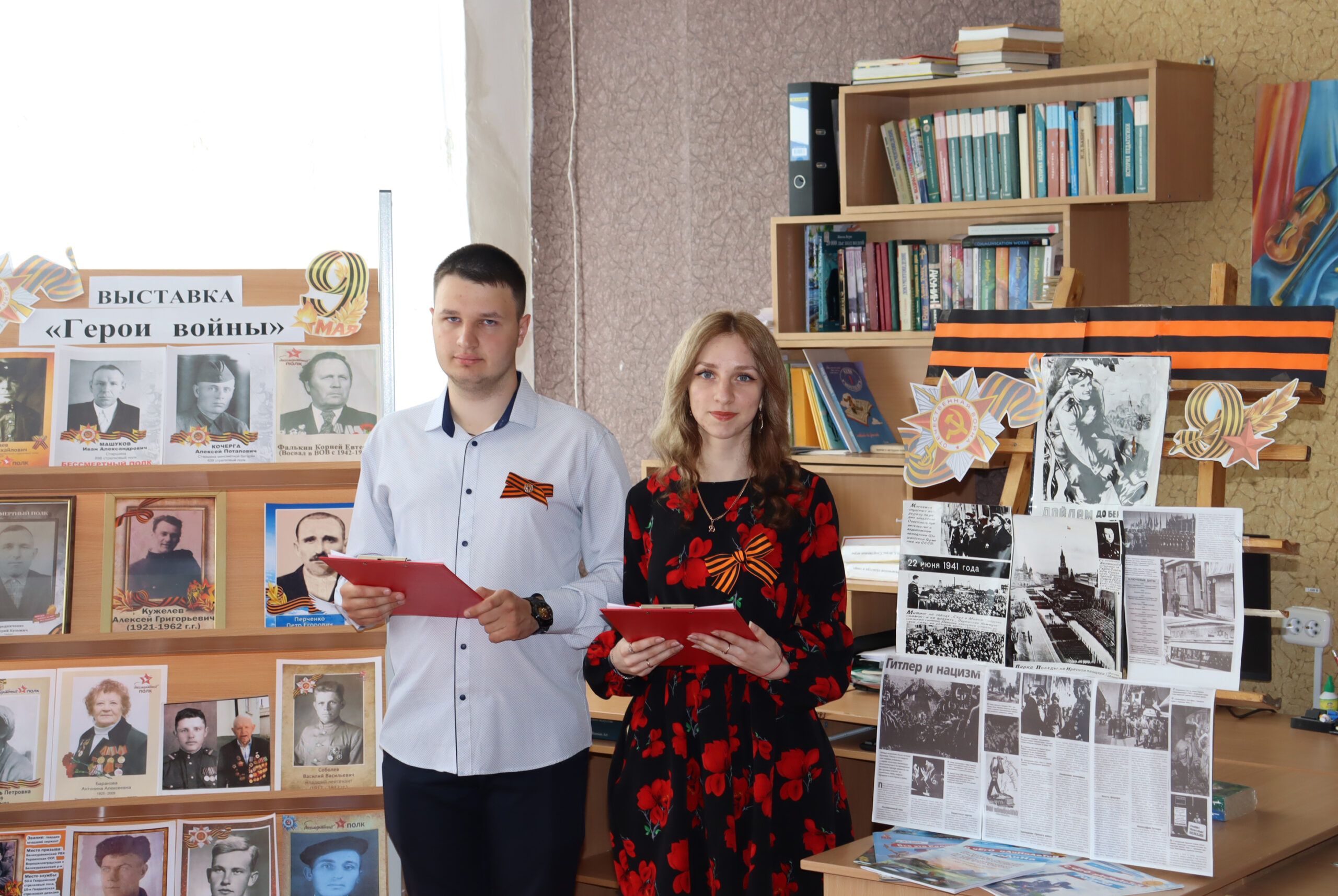 Подробнее о статье В Ровеньковском колледже ЛГПУ открыта выставка «Герои войны»