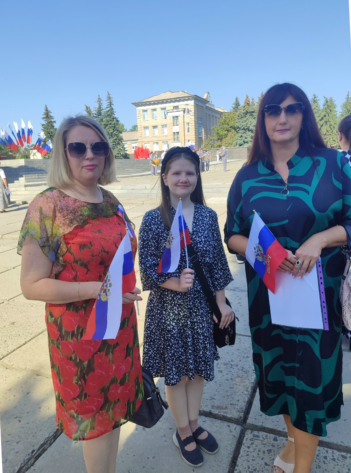 Подробнее о статье Администрация Ровеньковского колледжа ЛГПУ приняла участие в митинге, который прошел в городе Ровеньки в честь Дня Государственного флага Российской Федерации.