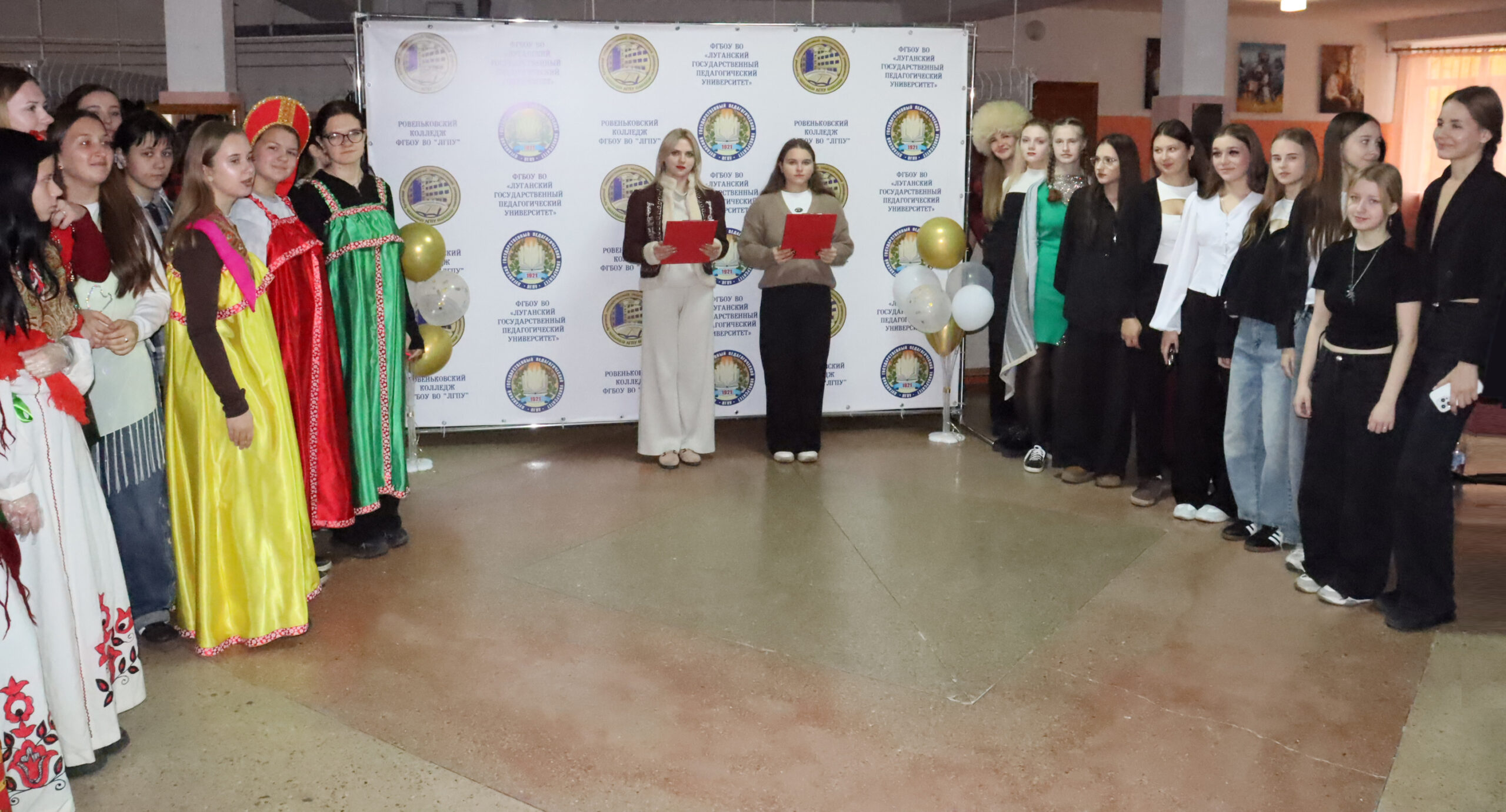 Подробнее о статье Торжественная линейка «Единство во всем!», посвященная Дню народного единства прошла в Ровеньковском колледже ЛГПУ