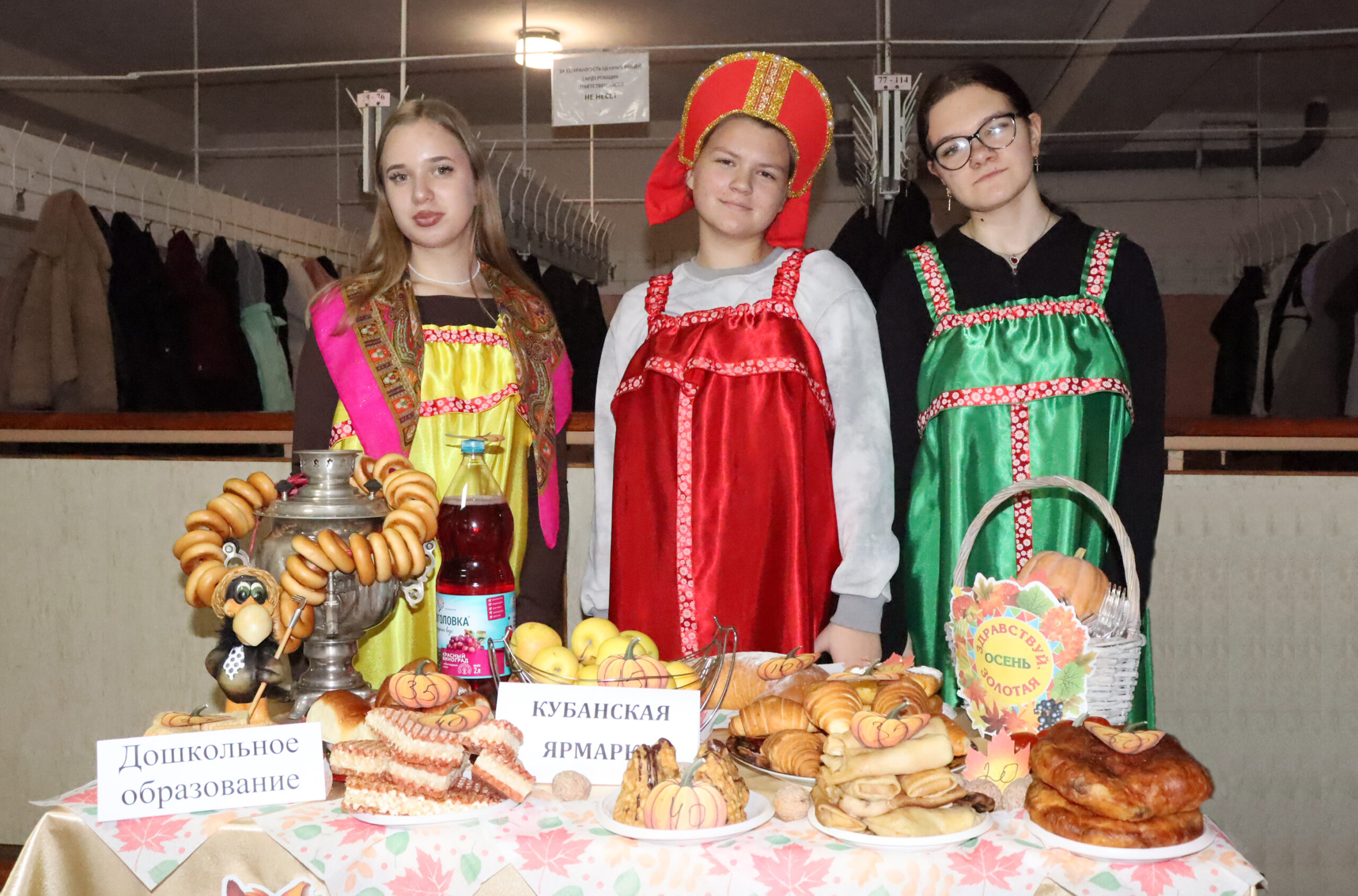 Подробнее о статье Ярмарка «Кухни народов России» в Ровеньковском колледже ЛГПУ: дружно, весело и вкусно