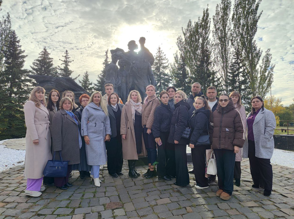 Подробнее о статье Экскурсия «Воспитание со смыслом» завершила  форум «Воспитание в СПО: планирование и координация работы  основных векторов воспитательной деятельности»