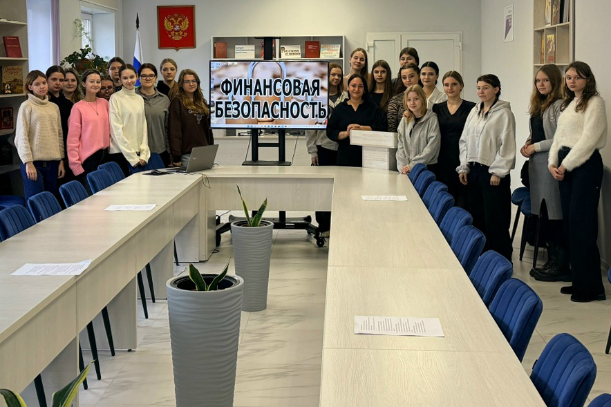 Подробнее о статье Студенты Ровеньковского колледжа ЛГПУ в гостях у Центральной городской библиотеки: урок финансовой безопасности и погружение в мир книг