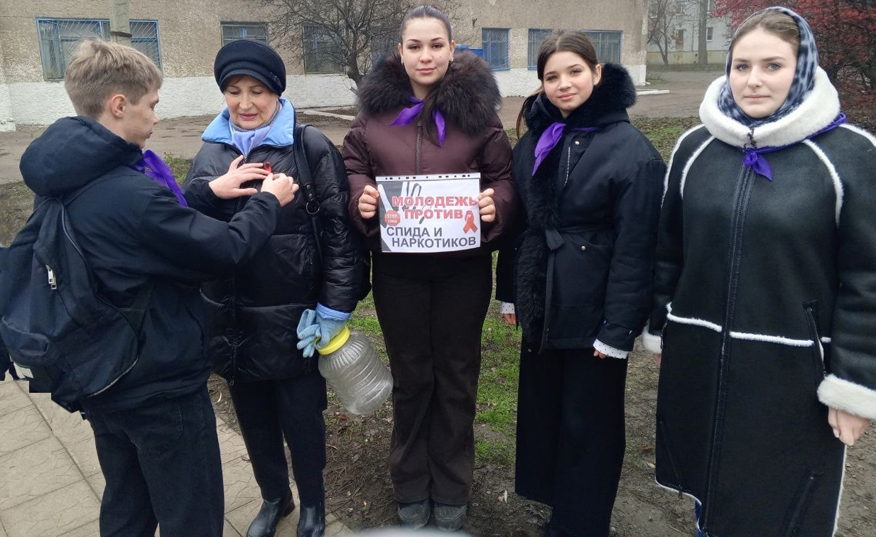 Подробнее о статье В Международный день борьбы со СПИДом волонтерский отряд «Патриот» провел акцию «Мы против СПИДа»