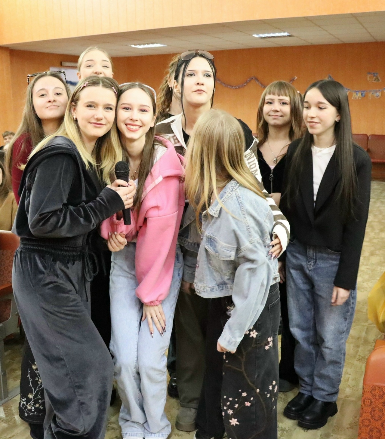 Подробнее о статье Праздничный караоке-батл прошел в Ровеньковском колледже ЛГПУ