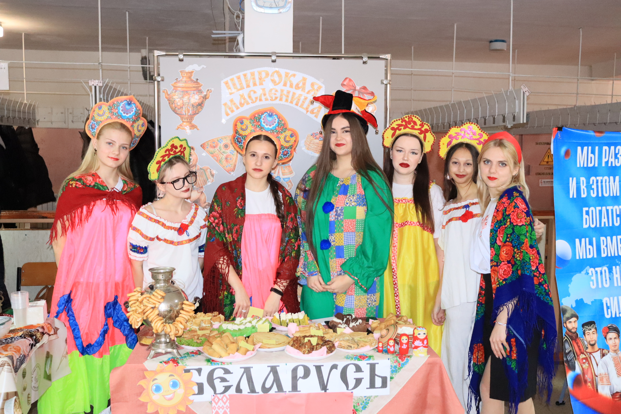 Подробнее о статье Широкая Масленица в Ровеньковском колледже ЛГПУ: единство народов в одном блюде