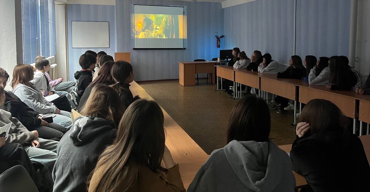 Подробнее о статье В Ровеньковсковском колледже ЛГПУ продолжается кинопросмотр фильмов  в рамках проекта «Детский спорт»