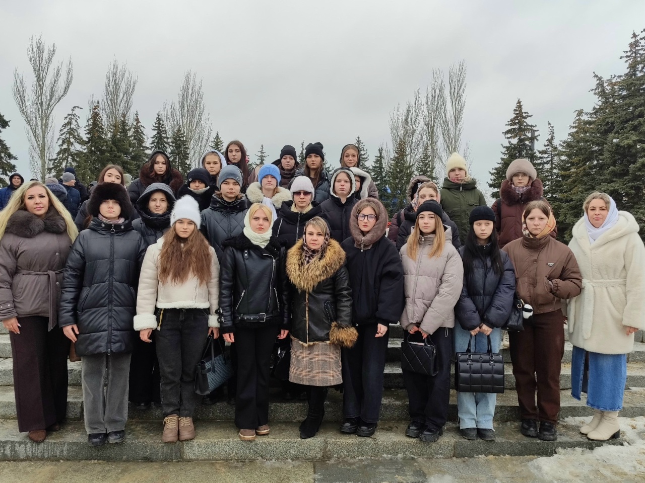 Подробнее о статье Памяти героев будем достойны: коллектив Ровеньковского колледжа ЛПГУ принял участие в митинге, посвященном 83-й годовщине освобождения города Ровеньки от немецко-фашистских захватчиков