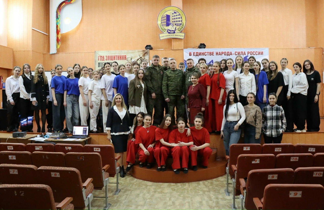 Подробнее о статье В Ровеньковском колледже ЛГПУ поздравили защитников Отечества: праздник чести и мужества