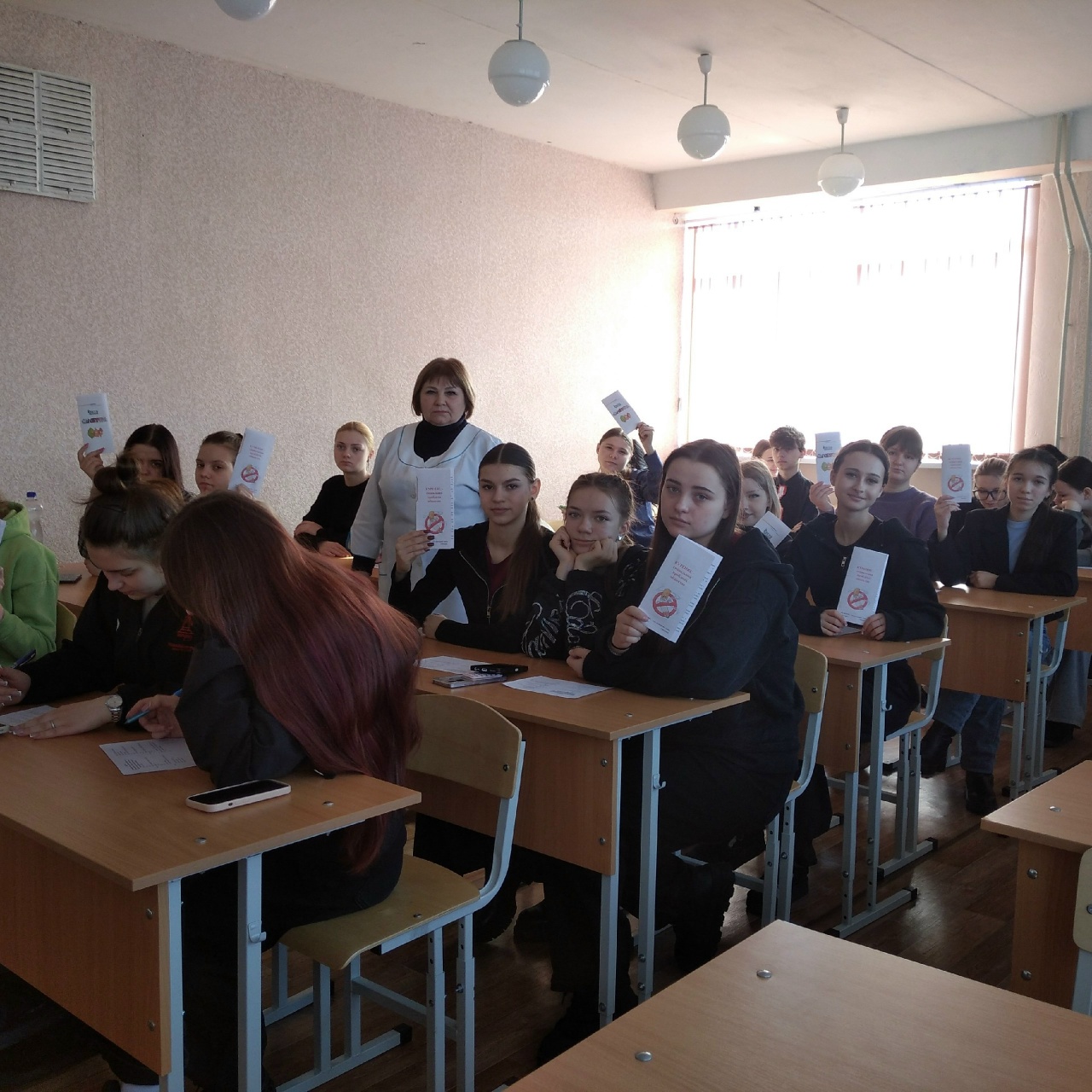 Подробнее о статье В Ровеньковском колледже ЛГПУ обсудили вред курения